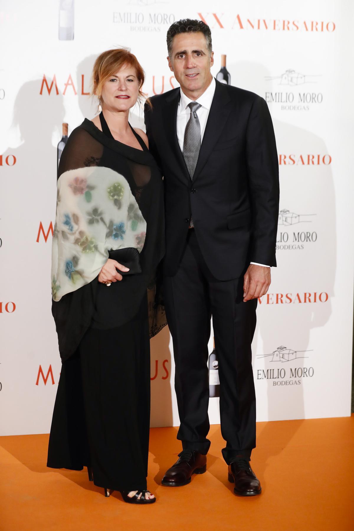 Miguel Induráin et son épouse, Marisa López de Goicoechea, posent ensemble lors d'un photocall