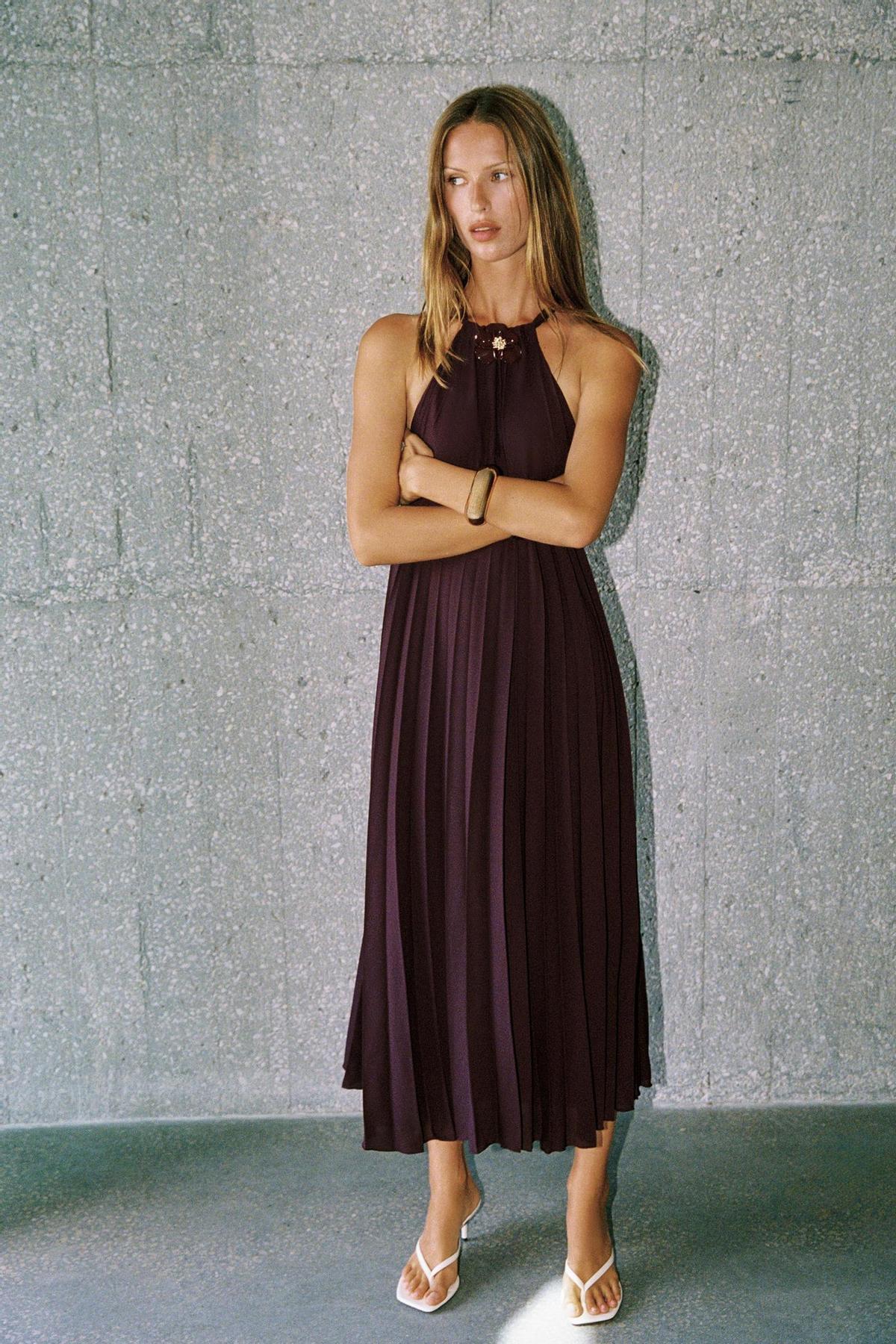 Robe midi plissée avec broche fleur