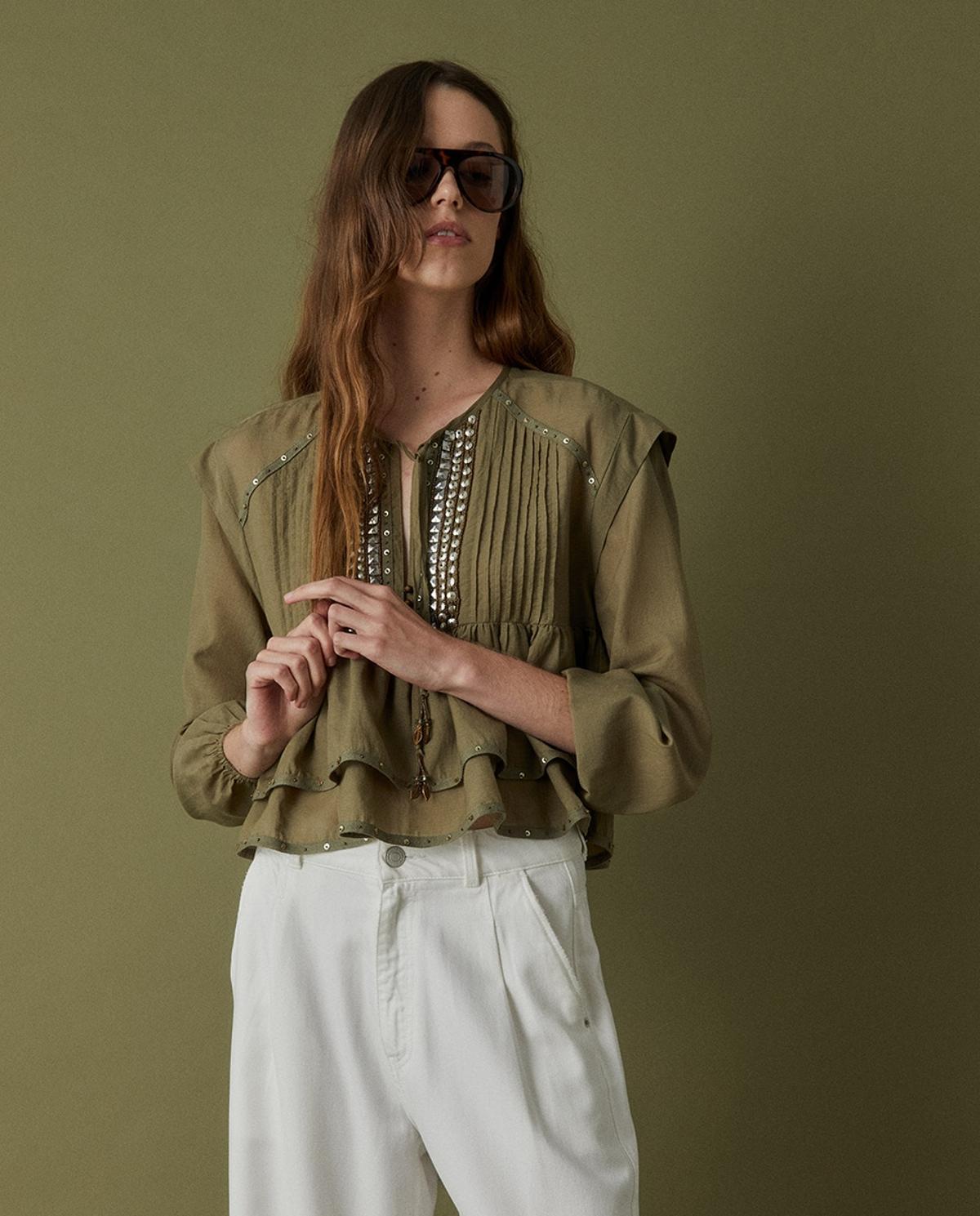 Blouse à volants et clous