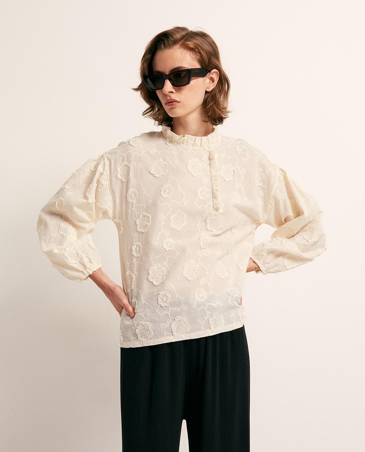 Chemisier blanc avec broderie de fleurs