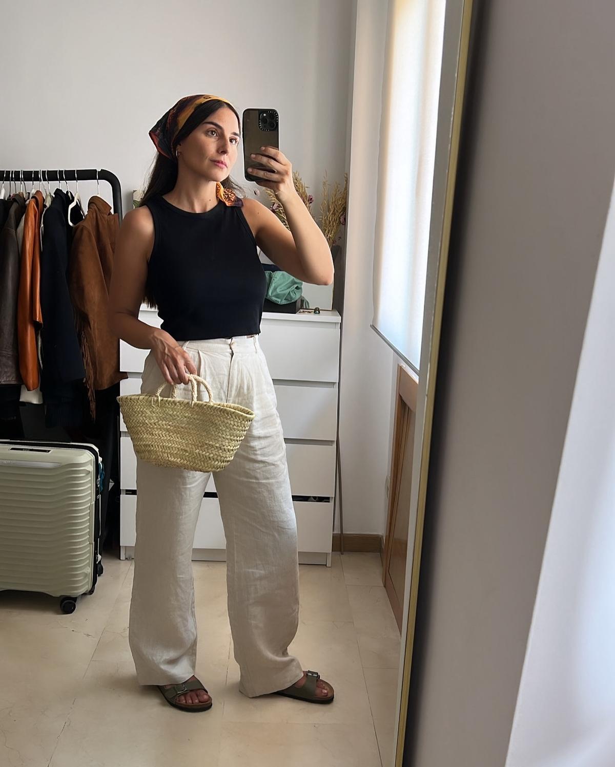 L'influenceuse Erea Louro associant des sandales type Birkenstock dans un look très actuel