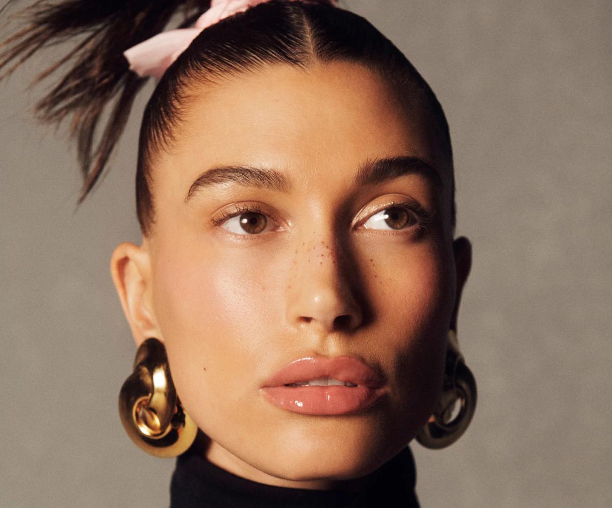 Hailey Bieber, l'une des grandes précurseurs des « lèvres de verre »