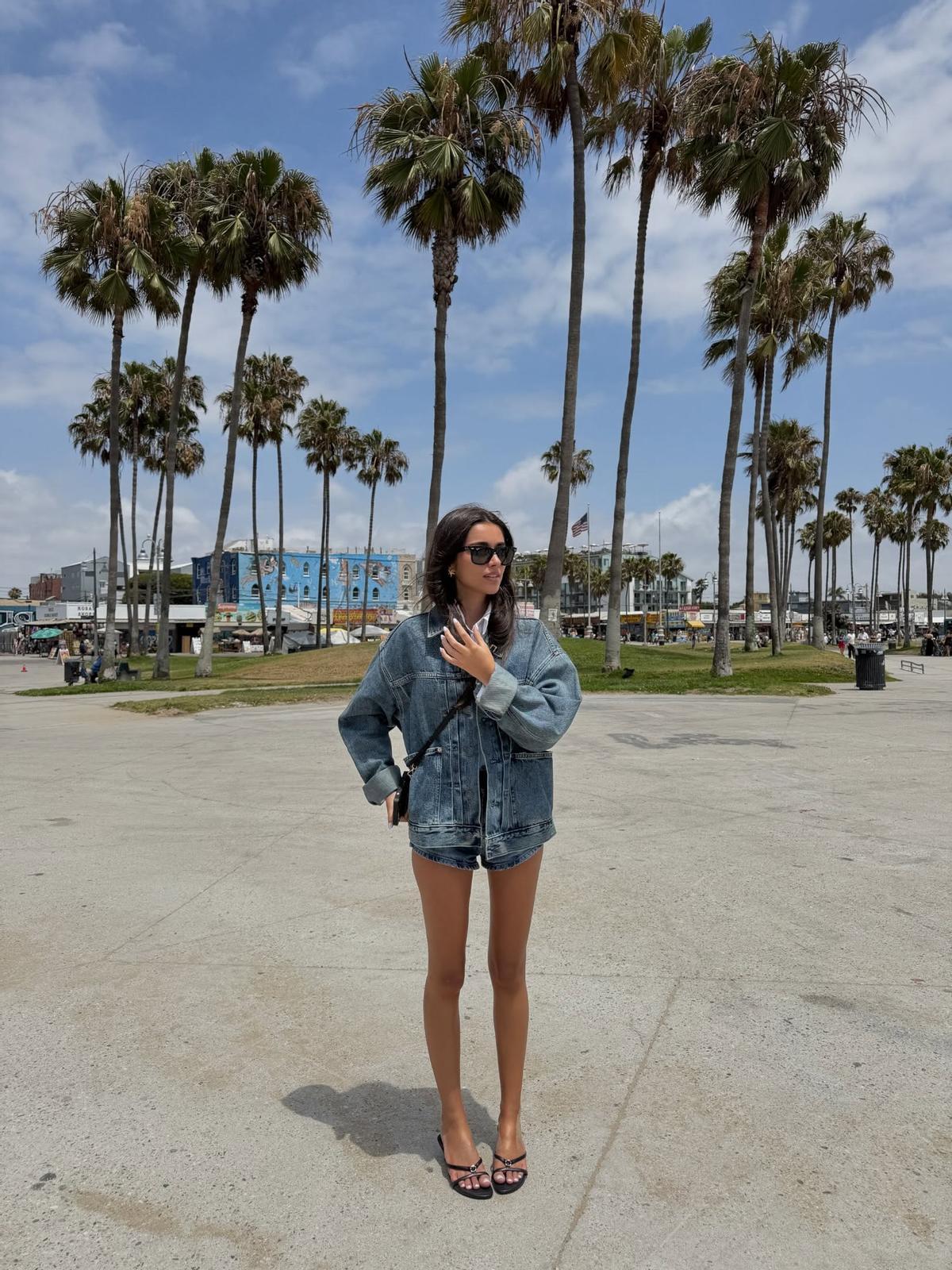 Look d'Inés García avec les sandales à bout signées Zara