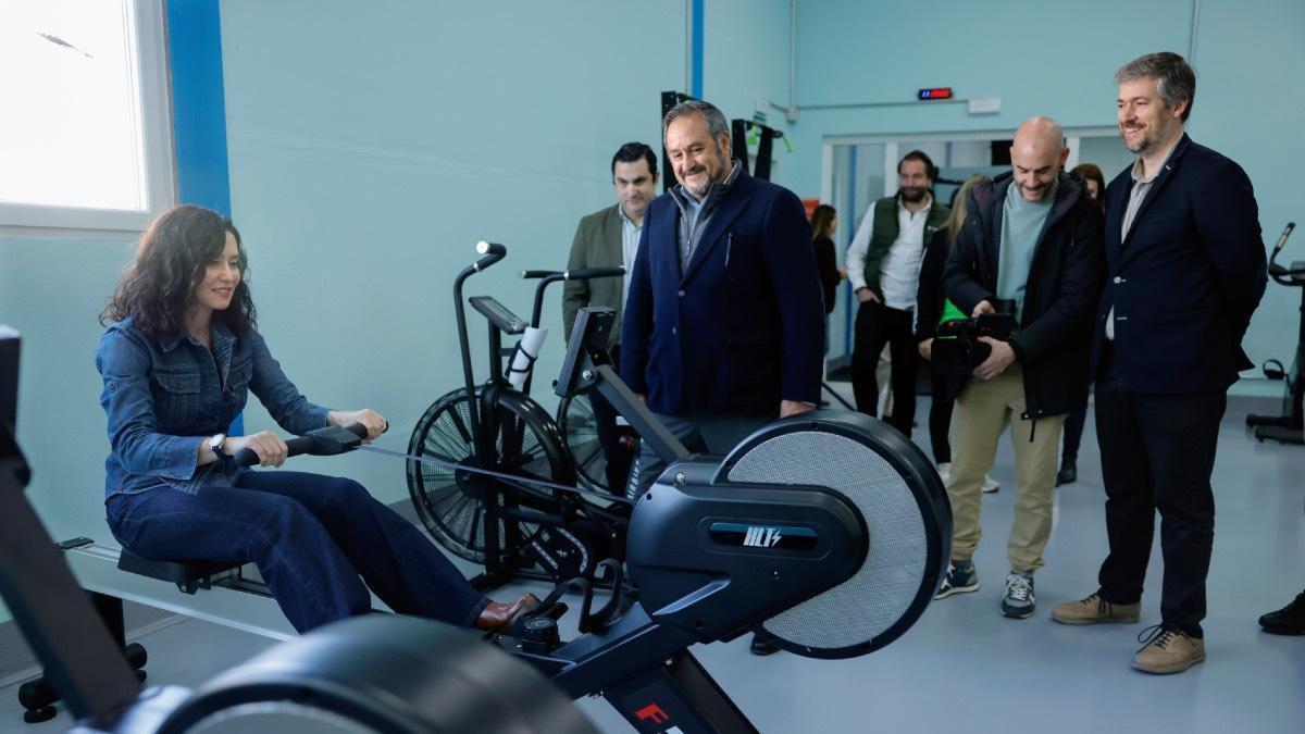 Isabel Díaz Ayuso montre qu'elle est en forme avec les machines du nouveau gymnase municipal de Madrid