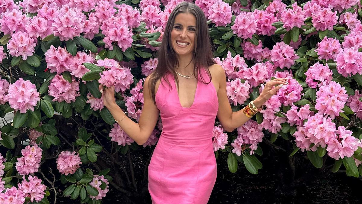 La influencer Nina Sandbech con un vestido rosa fucsia