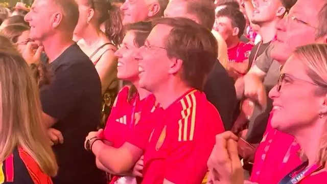 Voici comment Teresa Urquijo et José Luis Martínez Almeida ont profité de la fête de La Roja à Cibeles