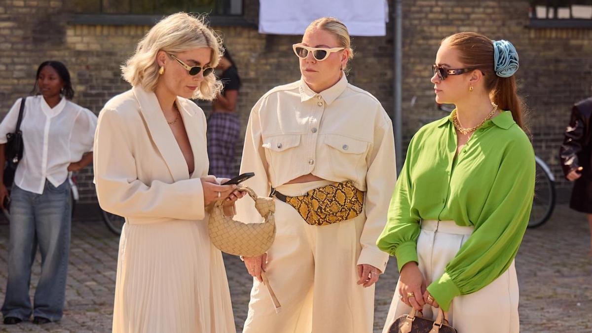 Looks de street style con looks más formales y unas sandalias planas