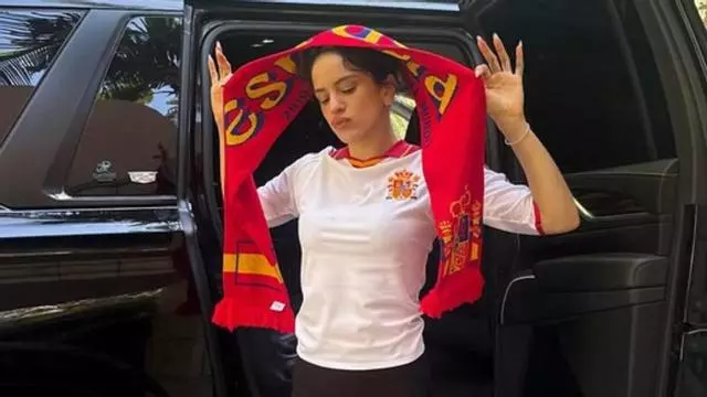 Rosalía donne tout lors du match Espagne-Autriche : elle signe des t-shirts et fait les pas interdits avec Javier Bardem et Penélope Cruz
