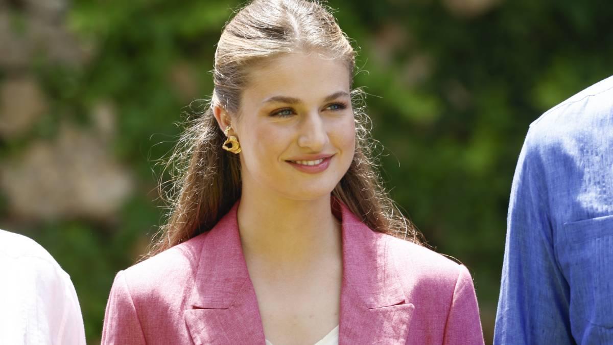 La princesa Leonor con joyas de Suma Cruz y americana de lino de Mirto en su visita a Girona