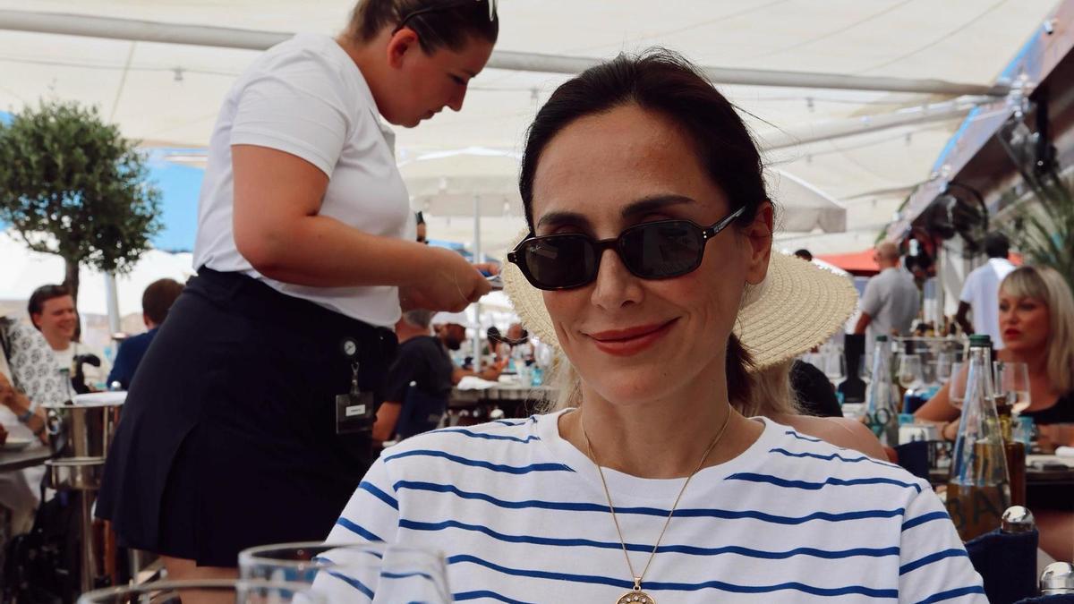 Tamara Falcó con un look veraniego que hace match con el bolso de Tous