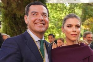 Certificat honorifique pour Manuela Villena et son look d'invité le plus coloré : des marques à l'accent andalou pour l'investiture de Juanma Moreno