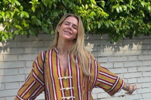 Certificat honorifique pour la blouse boutonnée d'Amelia Bono (45 ans) : elle ressemble à de la haute couture, mais elle vient de Zara et elle est idéale pour les vacances