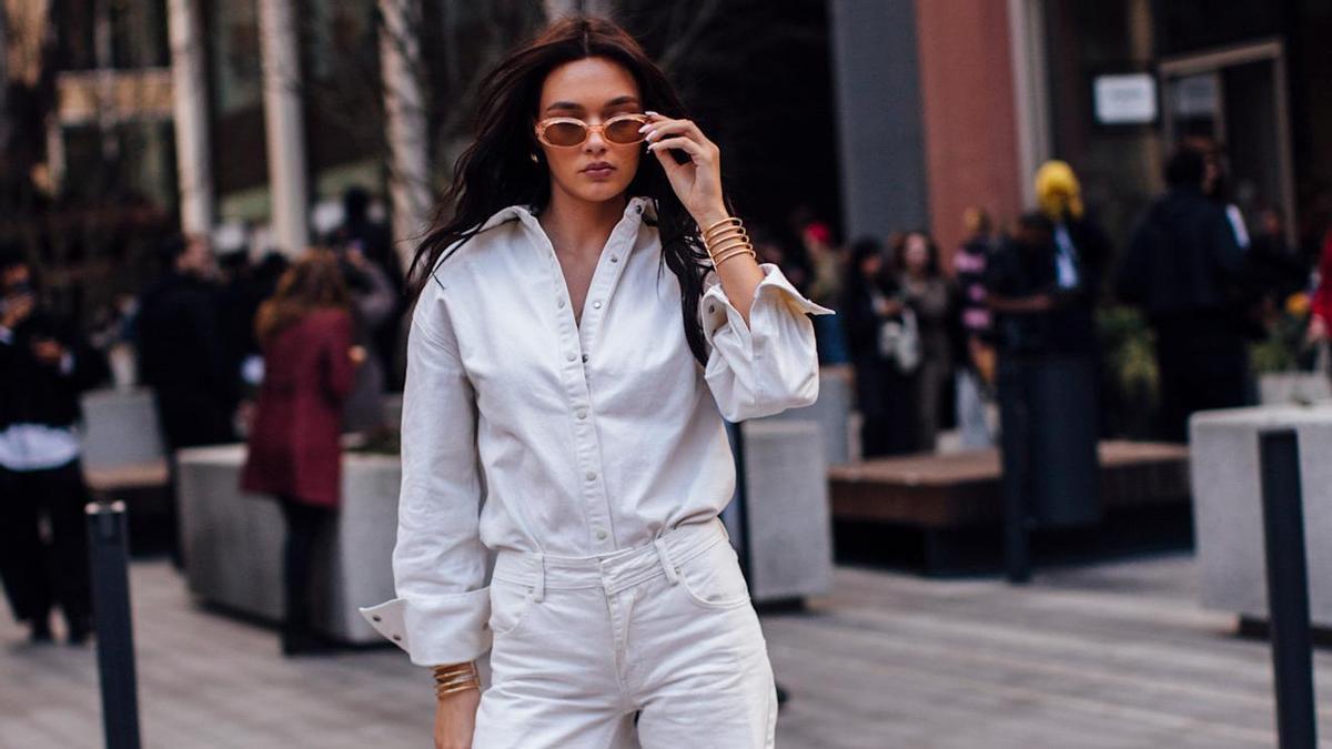 Look de street style con pantalones blancos elegantes