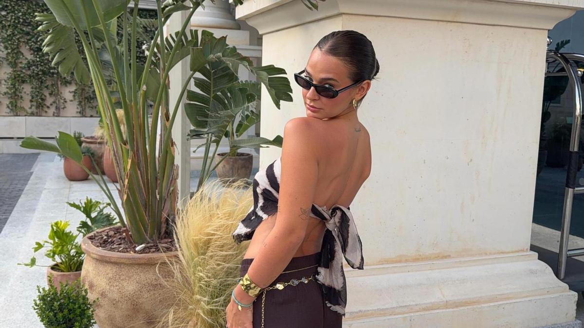 Laura Escanes con unos pantalones y un top