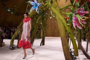 Chanel transforme sa Haute Couture en conte de fées : son défilé le plus magique inspiré d'un livre de Coco