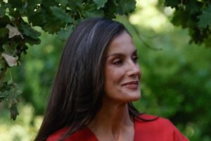Clin d'œil de la reine Letizia à l'équipe nationale espagnole lors de la réception à Zarzuela après avoir remporté la Coupe du monde : tout en rouge, tissu léger et espadrilles confortables