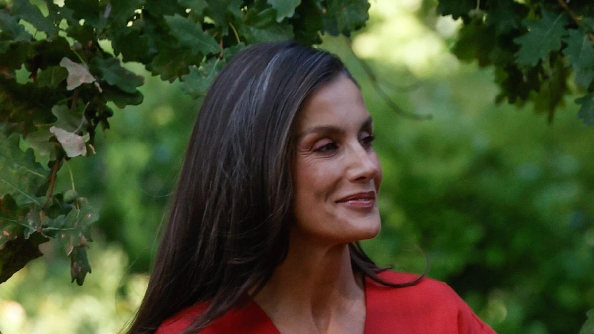 La recepción de la reina Letizia a la Selección Española en la recepción en Zarzuela: vestido camisero rojo perfecto para el verano
