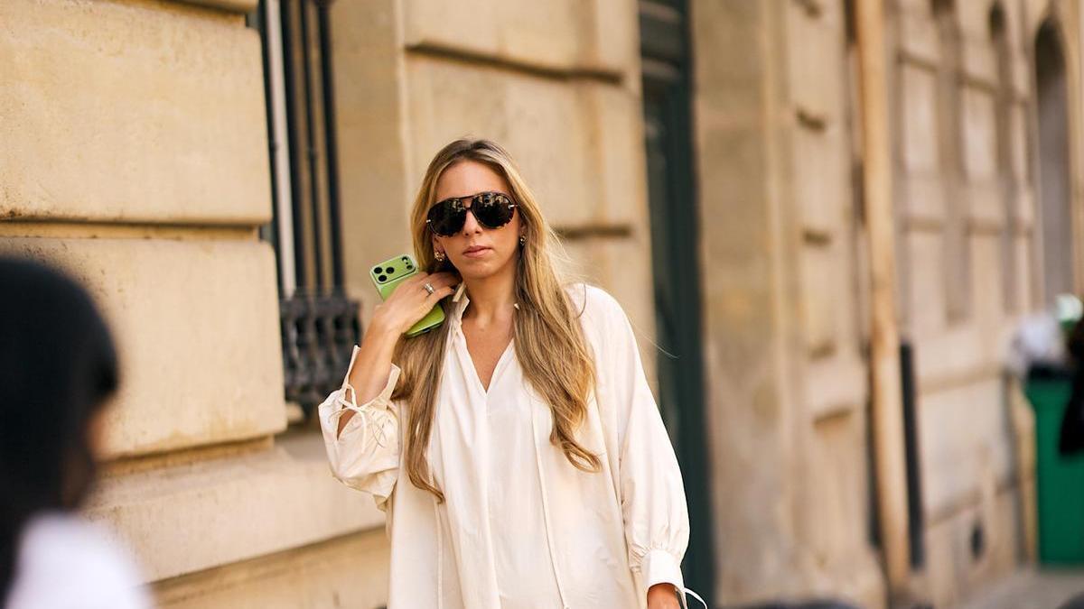 Look de street style con un vestido blanco y unas sandalias tipo Skechers