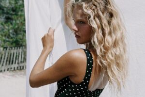 Demain, de longues files d'attente sont attendues chez Zara pour se procurer cette robe à pois qui vient d'arriver en magasin à moins de 20 euros