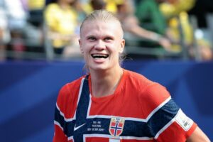 Erling Haaland (25 ans), star norvégienne de la Coupe du monde : « Je prends des bains de glace pour apaiser les douleurs musculaires et réduire les courbatures. J'utilise aussi la lumière rouge pour compenser le manque de soleil »