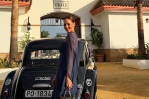 Eva González, l'invitée de soirée la mieux habillée de la saison des mariages : drapé fait main, décolleté italien sans bretelles et cape raglan