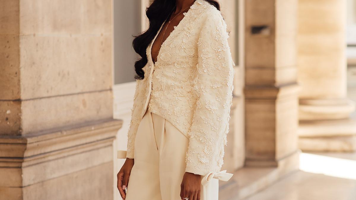 Anoche aterrizaron en Zara las chaquetas bordadas, blusas románticas y vestidos de encaje que te solucionarán tus mejores looks de septiembre