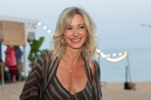 Honneurs au look pré-mariage de Susanna Griso sur la plage : robe longue en soie, cape et imprimé rayé