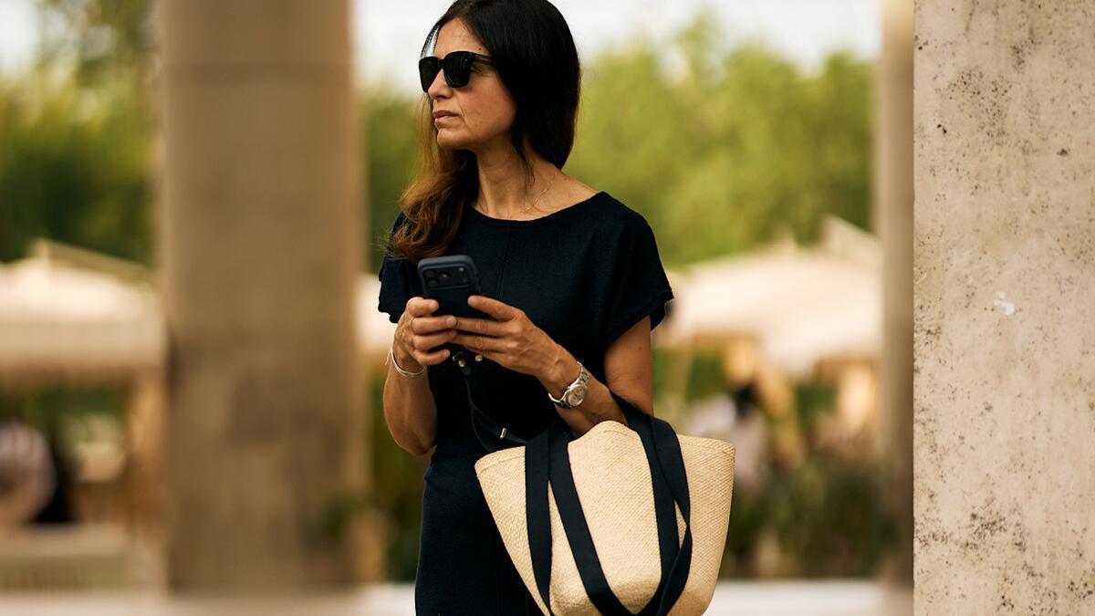 Look de street style con un vestido negro que queda genial con las sandalias Birkenstock