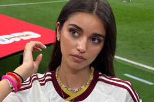 Inés García, talisman de l'équipe nationale avec son « super look »: collier avec un message pour Lamine Yamal, son maillot de football et son jean à clous