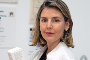 Inmaculada Canterla, pharmacienne : « La crème Nivea dans le flacon bleu n'élimine pas les rides. L'hydratation peut temporairement « combler » les ridules dues à la déshydratation, mais elle ne stimule pas le collagène, ne répare pas les dommages et ne prévient pas le vieillissement »