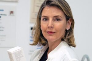 Inmaculada Canterla, pharmacienne : « La crème Nivea en flacon bleu n'est pas recommandée pour les bains de soleil. Elle n'a pas de SPF et ne protège pas contre les rayons UV, elle n'empêche donc pas le photovieillissement, les taches ou les brûlures. L'utiliser au soleil est une mauvaise idée »