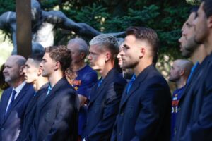 Insigne d'honneur pour le look du costume des joueurs de l'équipe nationale espagnole à leur arrivée à Zarzuela : polo turquoise, écusson brodé et poignets retroussés