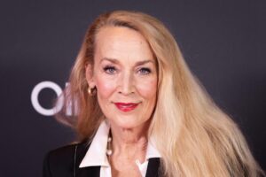 Jerry Hall (70 ans) : « Je ne vais pas à la salle de sport et je n'utilise presque jamais de crème solaire. Je n'aurais jamais de Botox ou de produits de comblement »