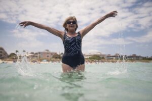 Justin Lainez, entraîneur personnel : « Marcher dans l'eau à hauteur de taille est l'un des exercices les plus complets. À partir de 50-60 ans, c'est une option fantastique car elle combine travail cardiovasculaire, force et équilibre avec un impact minimal sur les articulations »