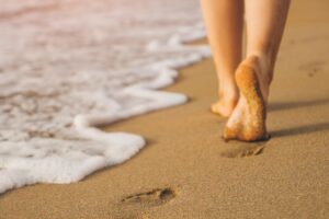 Justin Lainez, entraîneur personnel : « Marcher sur la plage augmente la dépense énergétique. Si la marche se fait sur du sable sec, l'effort augmente et 4 000 à 8 000 pas suffisent »
