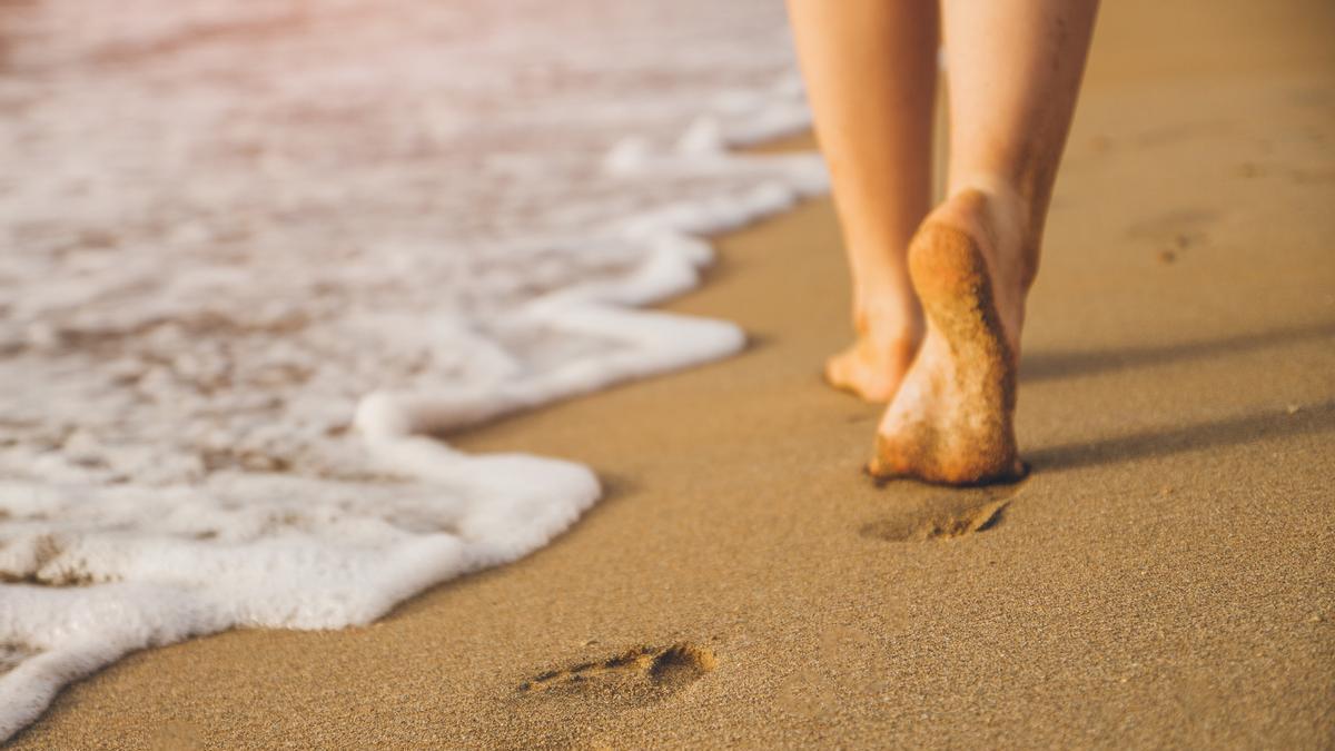 Justin Lainez, entrenador personal: "Caminar por la playa aumenta el gasto energético. Si el paseo se hace sobre arena seca el esfuerzo aumenta, favorece la salud mental y reduce el estrés"