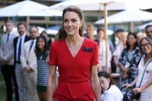 Kate Middleton mise tout sur le rouge : elle réapparaît à un rendez-vous qui pour elle est un « endroit sûr », elle porte l'une de ses marques emblématiques et des boucles d'oreilles en rubis