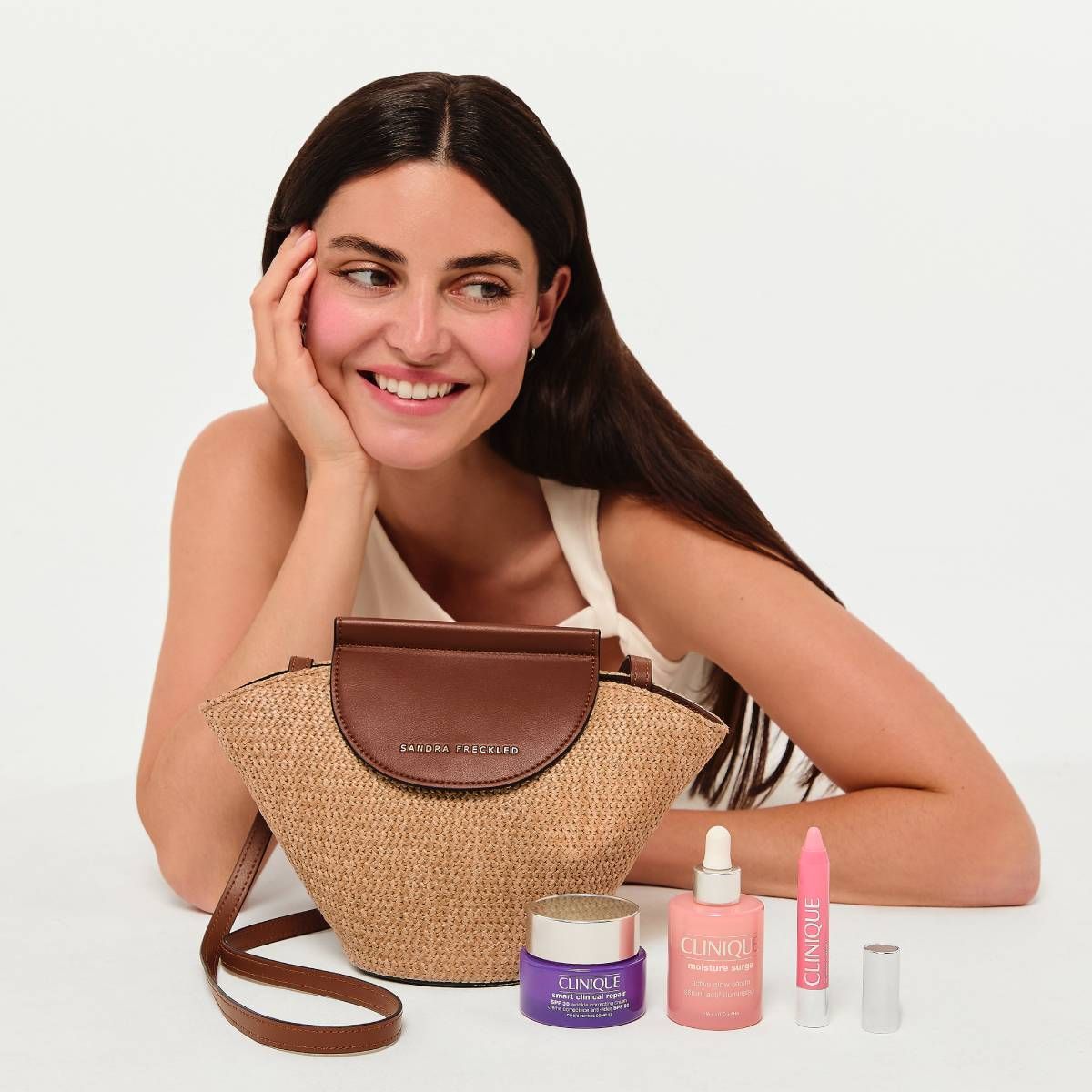 El accesorio más deseado del verano es la colaboración entre Clinique y Sandra Freckled.