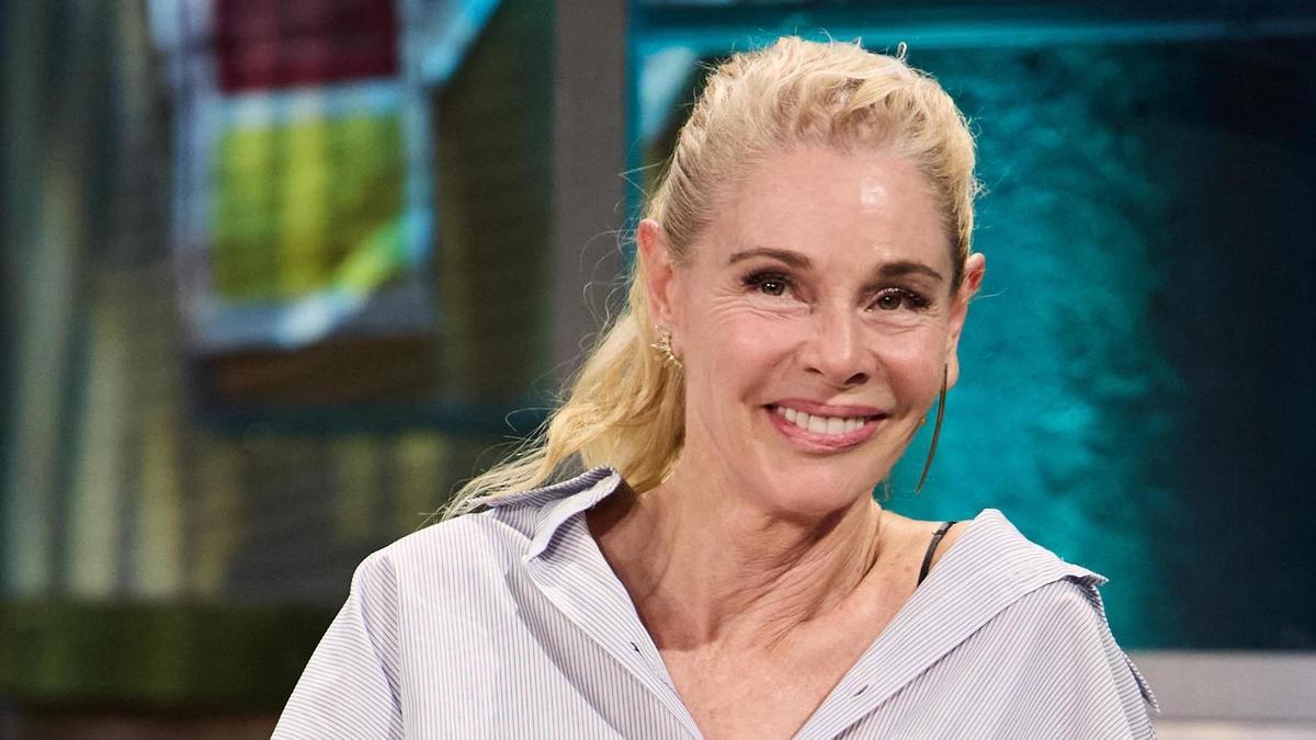 Belén Rueda con un look casual chic formado por una camisa de rayas azul