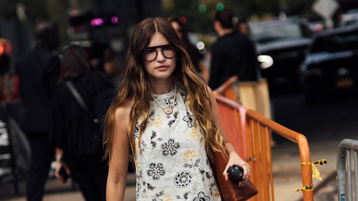 Look de street style con un vestido blanco con un estampado pura tendencia