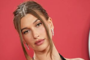 La méthode de maquillage de Hailey Bieber pour donner l'impression d'avoir dormi davantage
