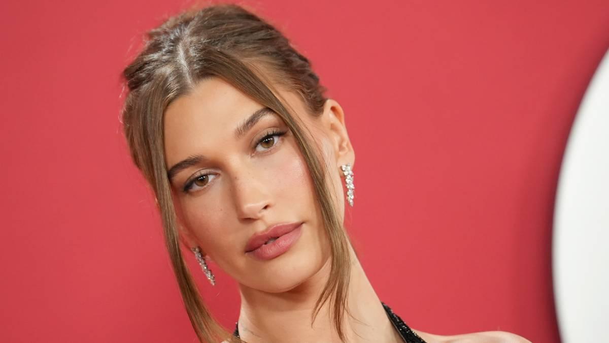 El truco de maquillaje de Hailey Bieber para que no se noten las noches cortas ni las ojeras en tu rostro.