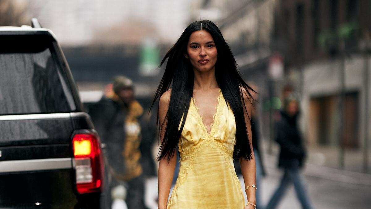 Look de street style con vestido amarillo fresquito y elegante