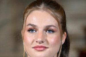 La princesse Leonor éblouit dans un costume blanc à fines rayures sans revers (et un sac avec une histoire) aux Prix Princesse de Gérone