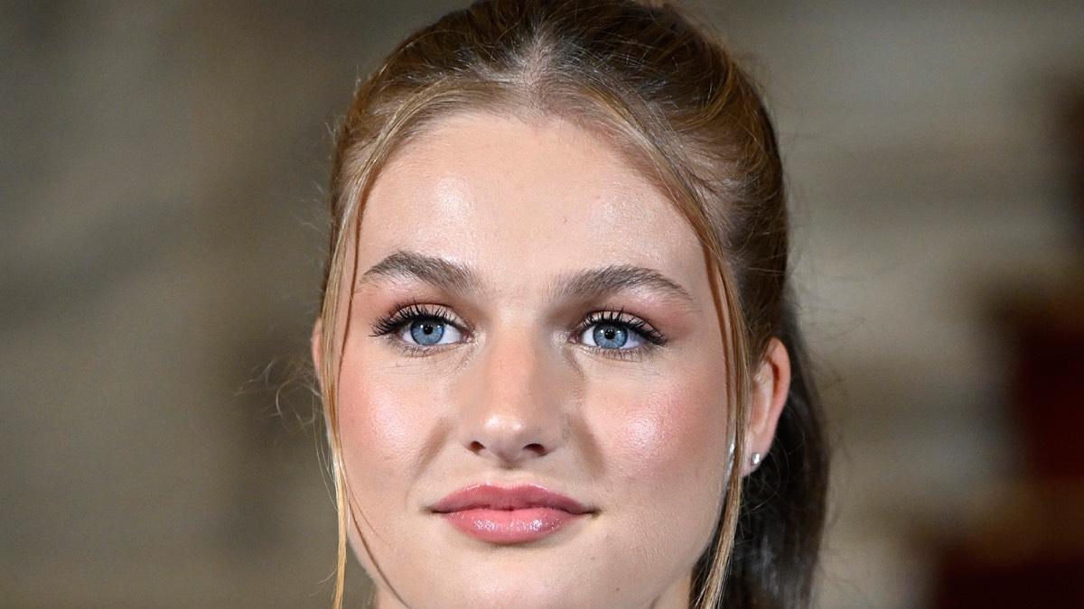 La princesa Leonor apuesta por un traje blanco de raya diplomática en los Premios Princesa de Girona 2026: destaca el complemento del bolso por un motivo muy especial
