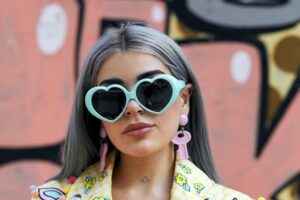 La psychologie confirme le changement chez les femmes entre 55 et 65 ans qui évoluent vers les cheveux gris : « Elles n'abandonnent pas, elles arrêtent de demander la permission »