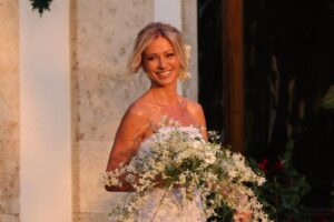 La robe de mariée bohème de Susanna Griso sur la Costa Brava : corps de type corset, marque espagnole de confiance et bijoux simples