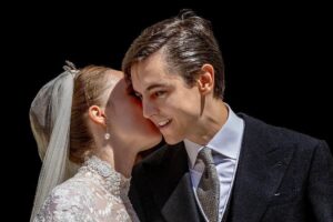 La robe de mariée royale la plus classique du week-end est celle d'Isabelle de Habsbourg-Lorraine : corsage à manches courtes, dentelle fleurie et diadème