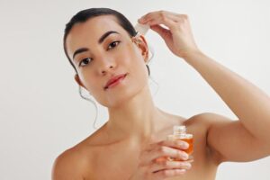« La vitamine C présente de nombreux bienfaits. Il est préférable de l'incorporer à votre routine matinale, avant la crème habituelle et toujours accompagnée d'un photoprotecteur »