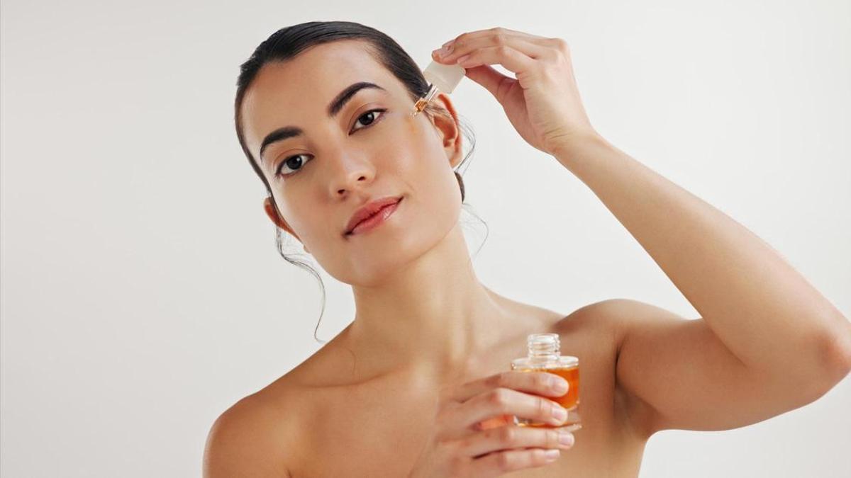 Esteban Martínez, farmacéutico: " La vitamina C tiene muchos beneficios. Lo más recomendable es incorporarla a la rutina de mañana, antes de la crema habitual y siempre acompañada de un fotoprotector"